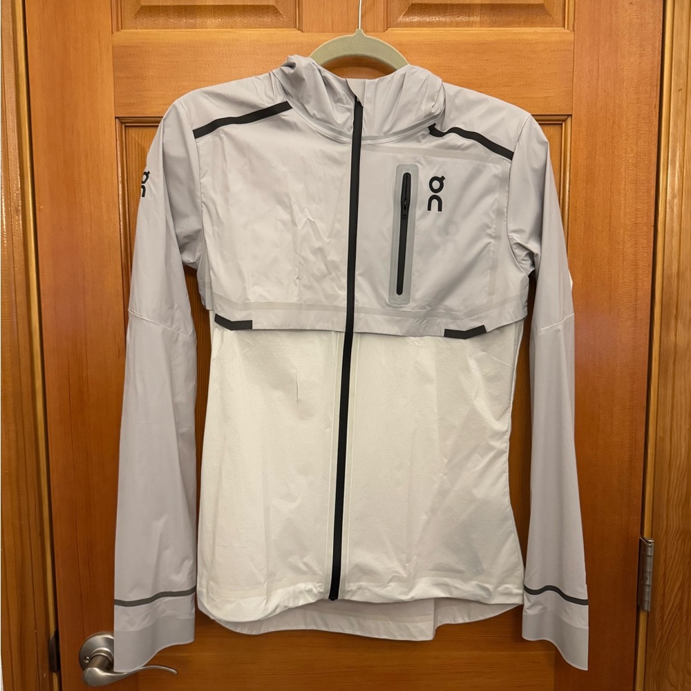 On cloud Women's Gray and White Jacket